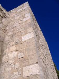 Muralla de Ciudad Real Torre vista desde su base